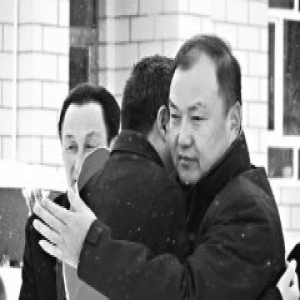 裕民县各族干部群众冒雪欢送援疆干部返乡