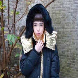 秦岚晒照自嘲：久违的留海妹纸，看上去有点像个男的