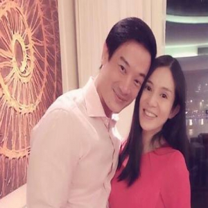 幸福！杨采妮首次晒出正面孕肚照 依偎老公显甜蜜