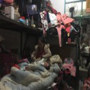 打工女一心想生男孩 连生8女儿困在产床15年