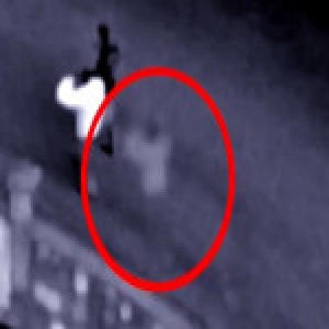 夫妻怀疑被鬼追随 装监控拍摄到白色“鬼影”