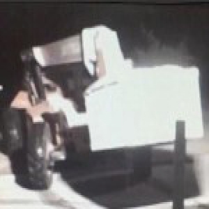 胆大包天！美国盗贼开铲车偷走自动取款机