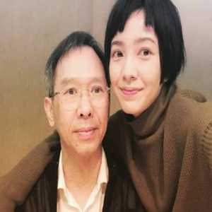 老顽童！郭采洁为父庆生 爸爸手当扇子搞笑灭蜡烛