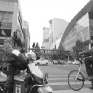 外卖送餐员生存状态：1天工作13小时 安全无保障