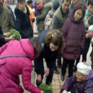 女城管帮老人卖菜成“网红”：就想他早点回家