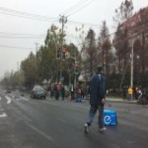 上海一外卖哥骑电瓶车与机动车碰撞 抢救无效身亡