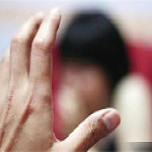 女子公交上偶遇“主任医师” 带回家看病遭猥亵