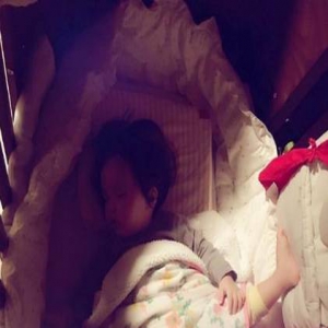 欧弟女儿“练武睡姿”超狂！平躺开一字马横跨婴儿床