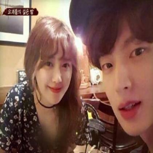 虐狗夫妇上线！安宰贤分享甜蜜日常：睡前给她读故事