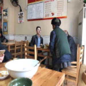 七旬乞讨老人进饭店要汤喝 男子邀其同桌吃饭(图)