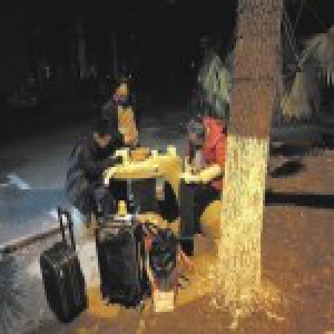 夫妻小长假去学校看孩子 路灯下给儿子补习高数