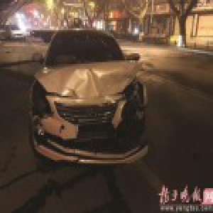 暴脾气服务生与顾客口角 驾车连撞顾客车致报废