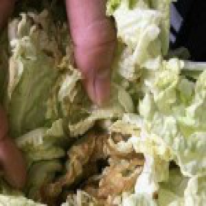 陕西一中学食堂食材发霉仍用 回应：领导也在这吃