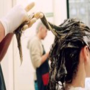 47岁女教师染发10天后身亡 每次染发都过敏