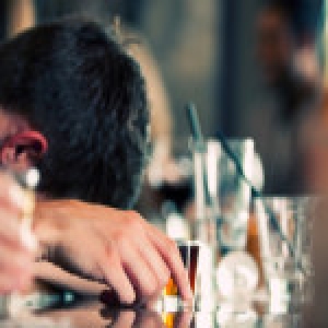 婚礼前夜新郎喝酒进了医院 新娘独自完成婚礼