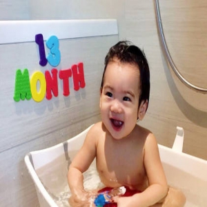 林志颖双胞胎儿子13个月啦！坐浴盆内洗澡超可爱(图)