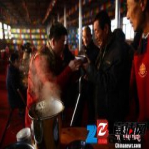 内蒙古拉僧庙法王寺腊八节施粥 民众乐吃“福粥”