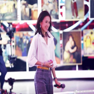 章子怡穿低领白衬衣 自曝还想生儿子