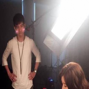 贾静雯拍广告获咘咘探班 怀胎七月的她依旧漂亮纤细