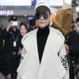 李宇春亮相合肥录春晚 粉丝激动过度险摔倒(图)