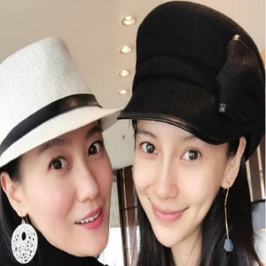 谭晶与Baby自拍 称赞怀孕8个月的准妈妈好美