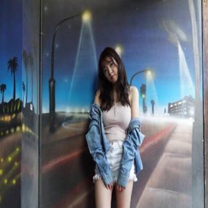 王中磊女儿晒靓照展轻熟魅力 秀香肩美腿上围吸睛(图)