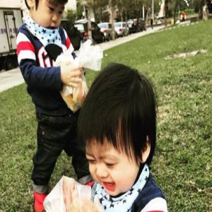 看着林志颖双胞胎儿子吃面包 整个人都要被萌化了