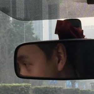 网友偶遇“路人张国荣” 精致的眉眼惊人相似