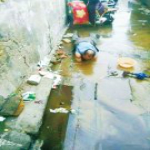 商丘“光膀哥”意外走红 大冬天光膀子趴水里修水管