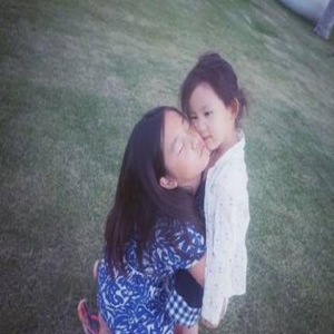 多多变妹控搂着妹妹亲 爸爸调侃：像大黄磊和小孙莉