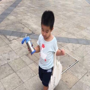 沙溢小儿子自带喜感 提大布袋买菜居家范十足(图)