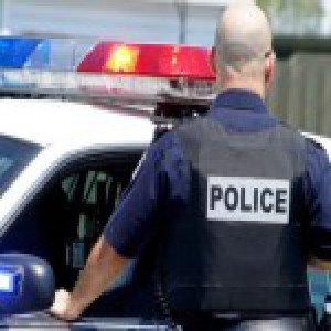 美国一裸女劫走警车 引发一小时追逐大战