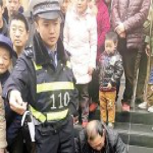 老人取款时拉住银行保安：我被威胁了，快报警！