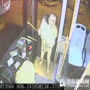 孩子生病男子穿短裤跪地拦车 公交司机伸援手