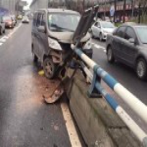 朋友电话催打麻将三缺一 司机分神开车扎进护栏