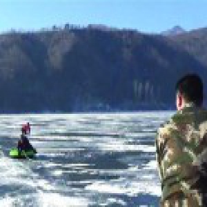 老人为抄近路走冰面坠河 双腿入水被困40分钟