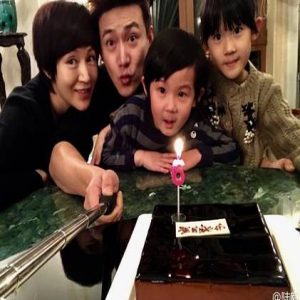 陆毅庆生举自拍杆全家合影 四张脸长成一个样(图)