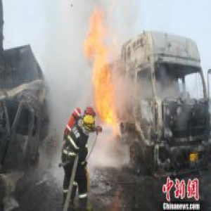 新疆阜康大雾多车相撞车辆起火 致高速公路双向封闭