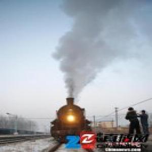 中外游客汇聚辽宁怀旧工业文明“蒸汽机车”