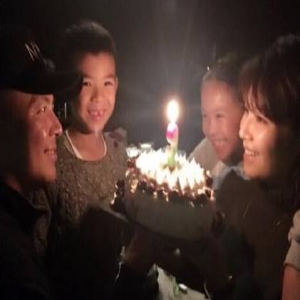 幸福！刘涛晒全家福庆结婚9周年 与老公深情对视