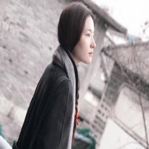 侧颜杀！刘亦菲冬日仰头浅笑竟然可以这么美…