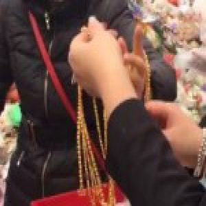 湖南一员工误将整盒金链倒垃圾桶 找到后激动大哭