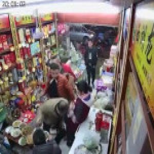 南京一烟酒店被多人打砸 警方：因赊账产生争执