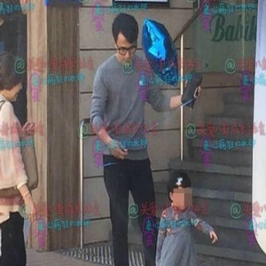 刘恺威街头带小糯米玩耍 父女亲密不见杨幂