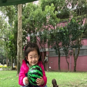 汪小菲陪小玥儿外出玩耍 只想带女儿飞到星星边