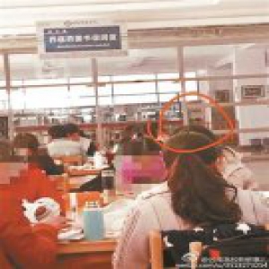 中医学生备考减压 自扎针灸成“天线宝宝”(图)