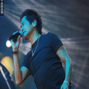 56岁齐秦现身商演 肚子大成这样(图)