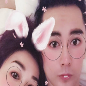 钟丽缇晒“床照”庆新婚2个月 张伦硕半裸秀身材