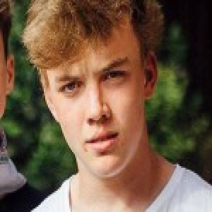 英国17岁“超胆侠”玩自由飞跃被地铁夹中身亡