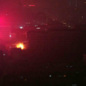 郑州一天然气管道被挖断起火 火势暂被控制